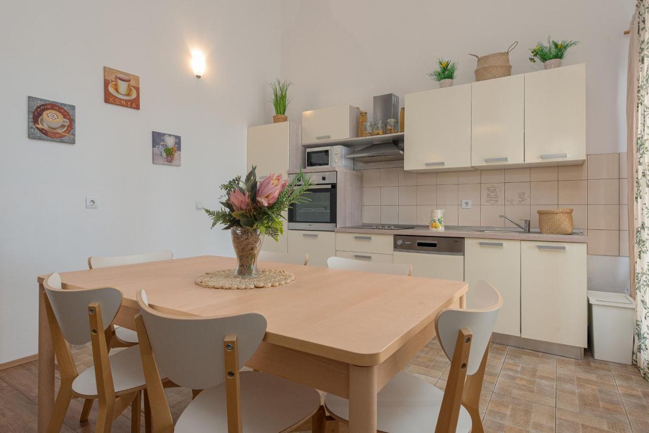 Apartment Tomislav Vir Eksteriør billede
